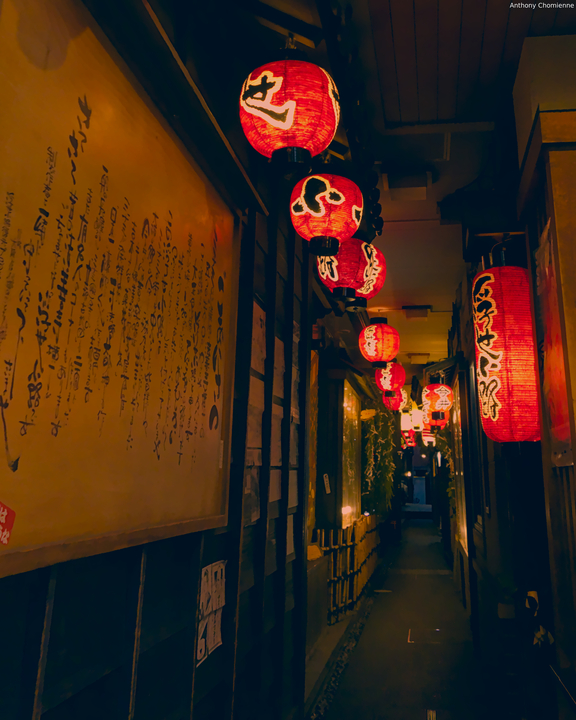 Une ruelle éclairée par une série de lanterne rouge