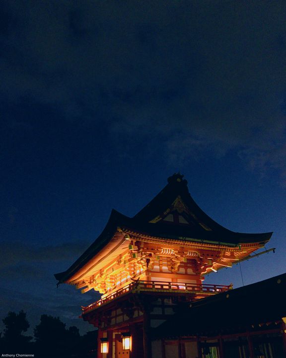 Un temple japonais à Kyoto éclairé dans la nuit naissante