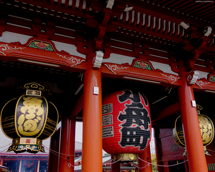 La porte Hōzōmon du temple Sensō-ji avec ses trois lanternes une rouge centrale et deux noires