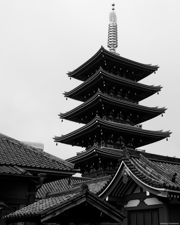 Pagode du temple Sensoji du quartier d'Asakusa à Tokyo, en noir et blanc