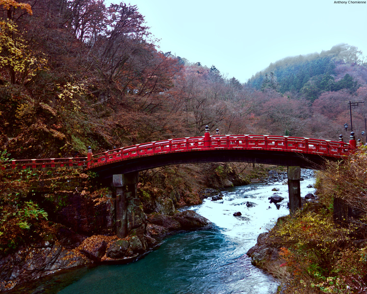 Un pont rouge au dessus d'une rivière