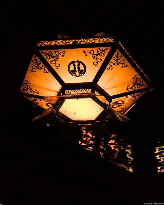 Une lampe stylisé avec de joli motif