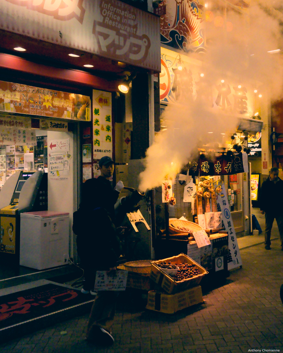 Un marchand ambulant de marron cuit à la vapeur au moment où celui-ci libère la vapeur