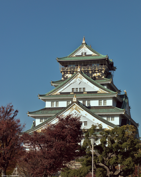 La tour principale du château d'Osaka par beau temps