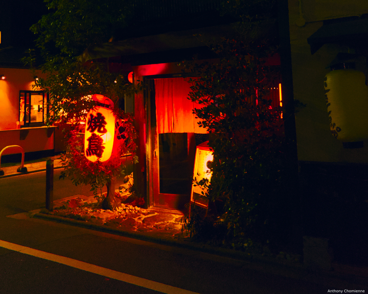 Une lanterne dans une ruelle la nuit à l'extérieur d'un restaurant
