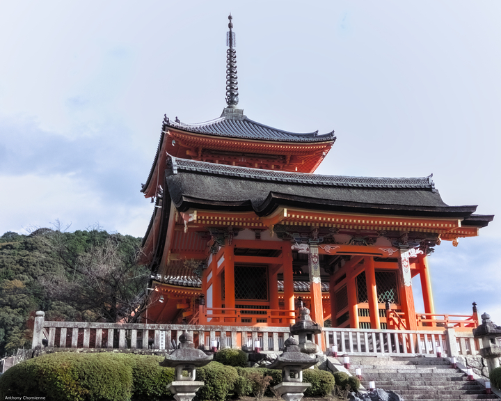 La porte Sai-mon du Kiyomizu Dera vue depuis le bas des escalier qui y mène, on aperçoit au dessus également le sommet d'une pagode