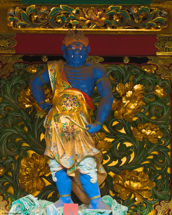 Statue de Umarokya haute de trois mètres à l'entrée du temple Taiyuin à Nikkō. Il est présent à la porte Yashamon